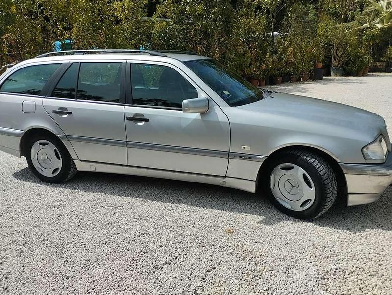 Usata Mercedes C250 Classic 150 CV (110 kW) 2000 Argento Station wagon