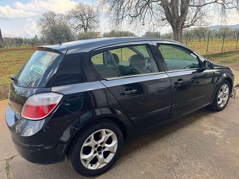 Usata Opel Astra Elegance 101 CV (74 kW) 2005 Nero Berlina