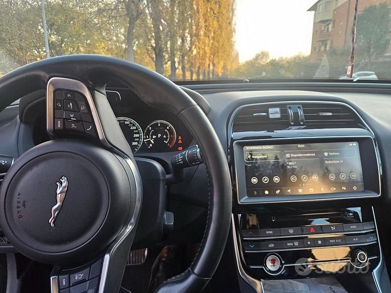 Usata Jaguar XE 200 CV (147 kW) 2019 Nero Berlina