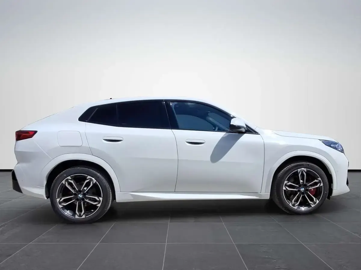 Nuova BMW X2 150 CV (110 kW) 2026 Alpin white pastello SUV
