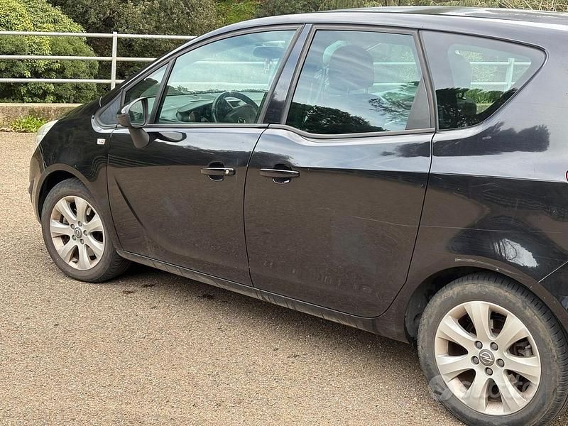 Usata Opel Meriva 110 CV (80 kW) 2011 Nero Monovolume