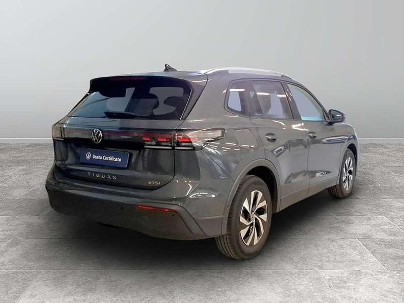Usata VW Tiguan Life 131 CV (96 kW) 2024 Grigio SUV