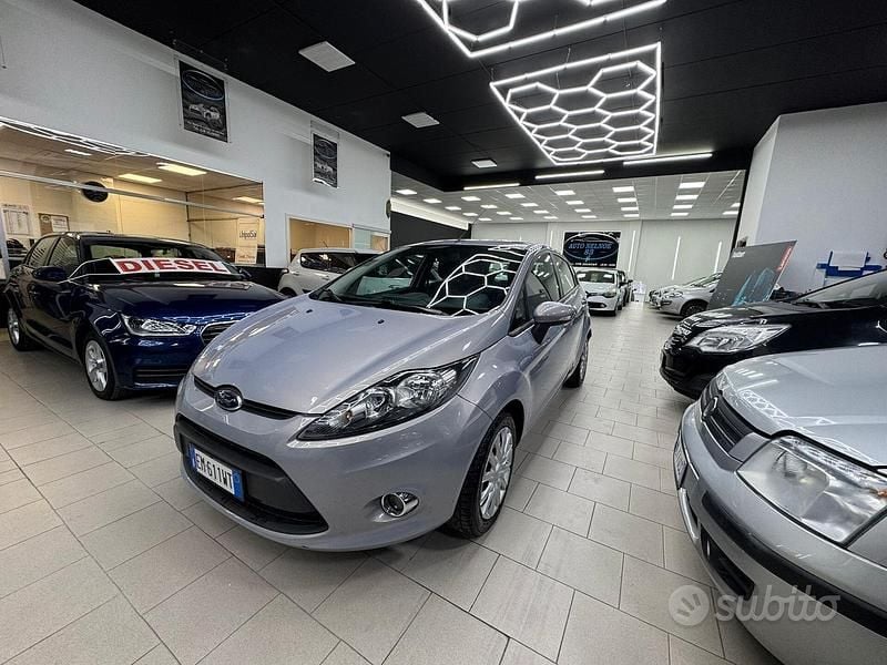 Usata Ford Fiesta Titanium 70 CV (51 kW) 2012 Grigio Utilitaria