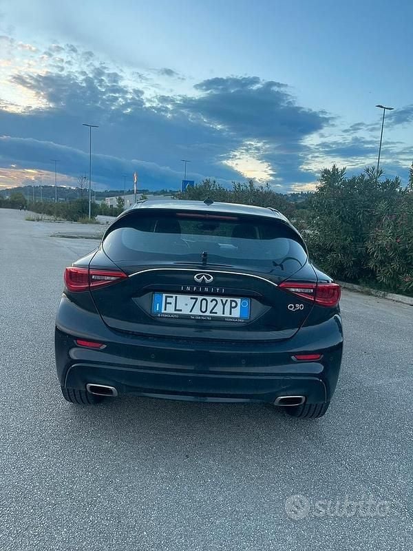 Usata Infiniti Q30 109 CV (80 kW) 2018 Nero Utilitaria
