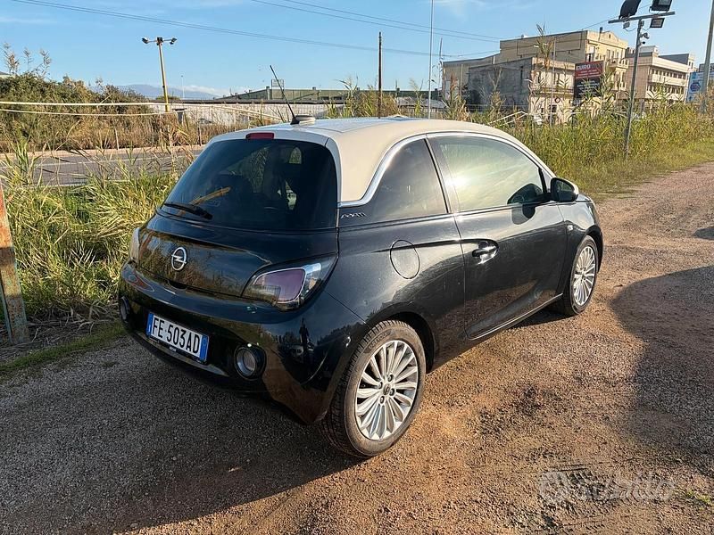 Usado Opel Adam 70 CV (51 kW) 2016 Negro Utilitario