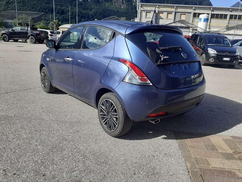 Usata Lancia Ypsilon Gold 69 CV (50 kW) 2022 Blu/azzurro Utilitaria