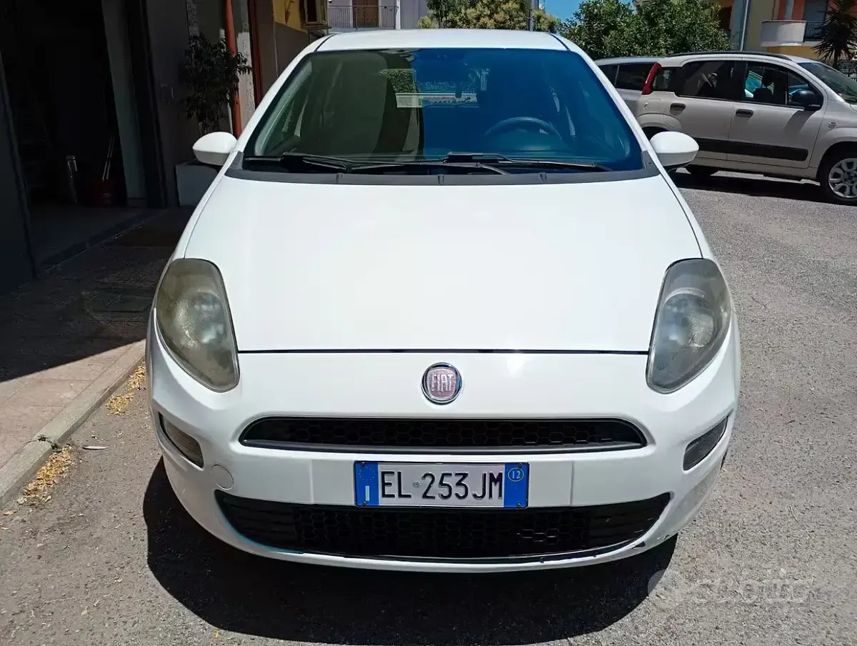 Usata Fiat Grande Punto Lounge 77 CV (56 kW) 2012 Bianco Utilitaria
