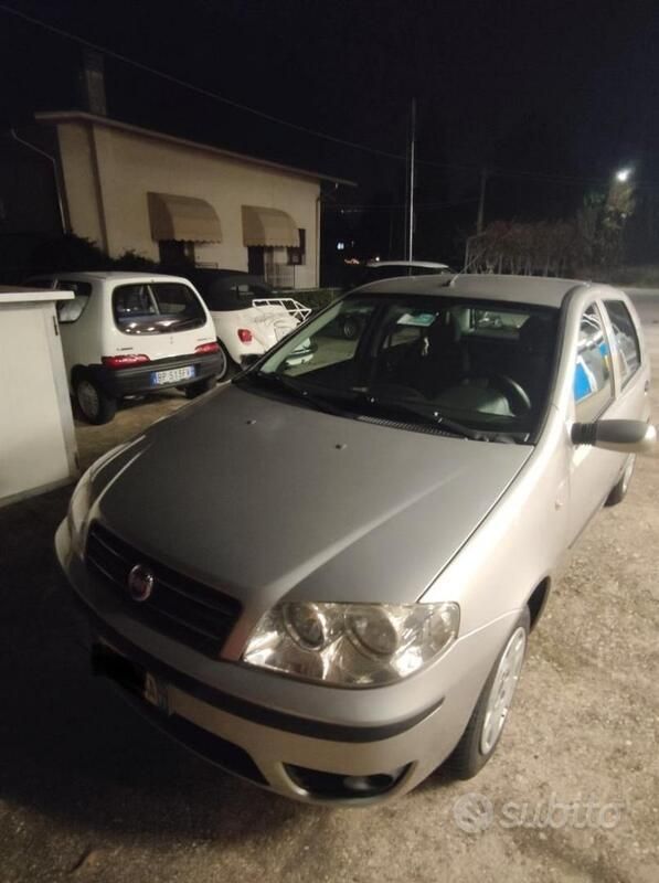 Grigio Usata 2006 Fiat Punto Due volumi | 2000 € (Buon prezzo) - Immagine 1/4