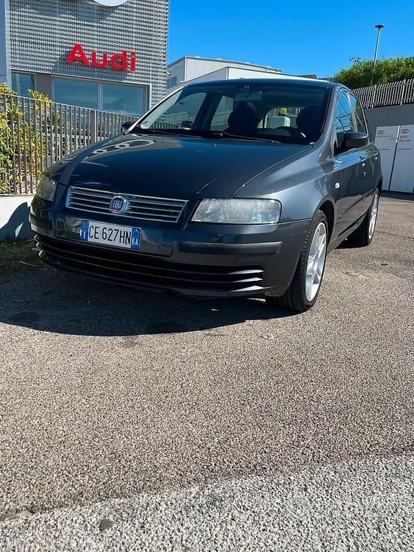 Usata 2003 Fiat Stilo Due volumi | 800 € (Buon prezzo) - Immagine 1/4