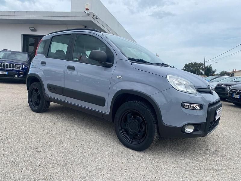 Grigio Usata 2018 Fiat Panda 4x4 S Due volumi | 13.500 € (Molto cara) - Immagine 1/4
