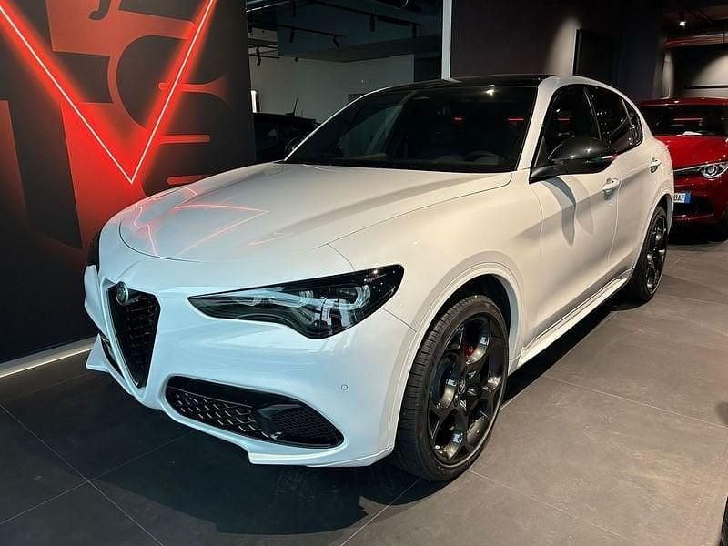 Bianco Nuova 2025 Alfa Romeo Stelvio SUV | 56.490 € (Molto cara) - Immagine 1/4