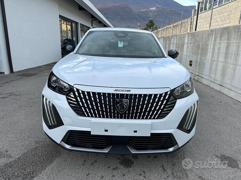 Usata Peugeot 2008 Allure 100 CV (73 kW) 2025 SUV