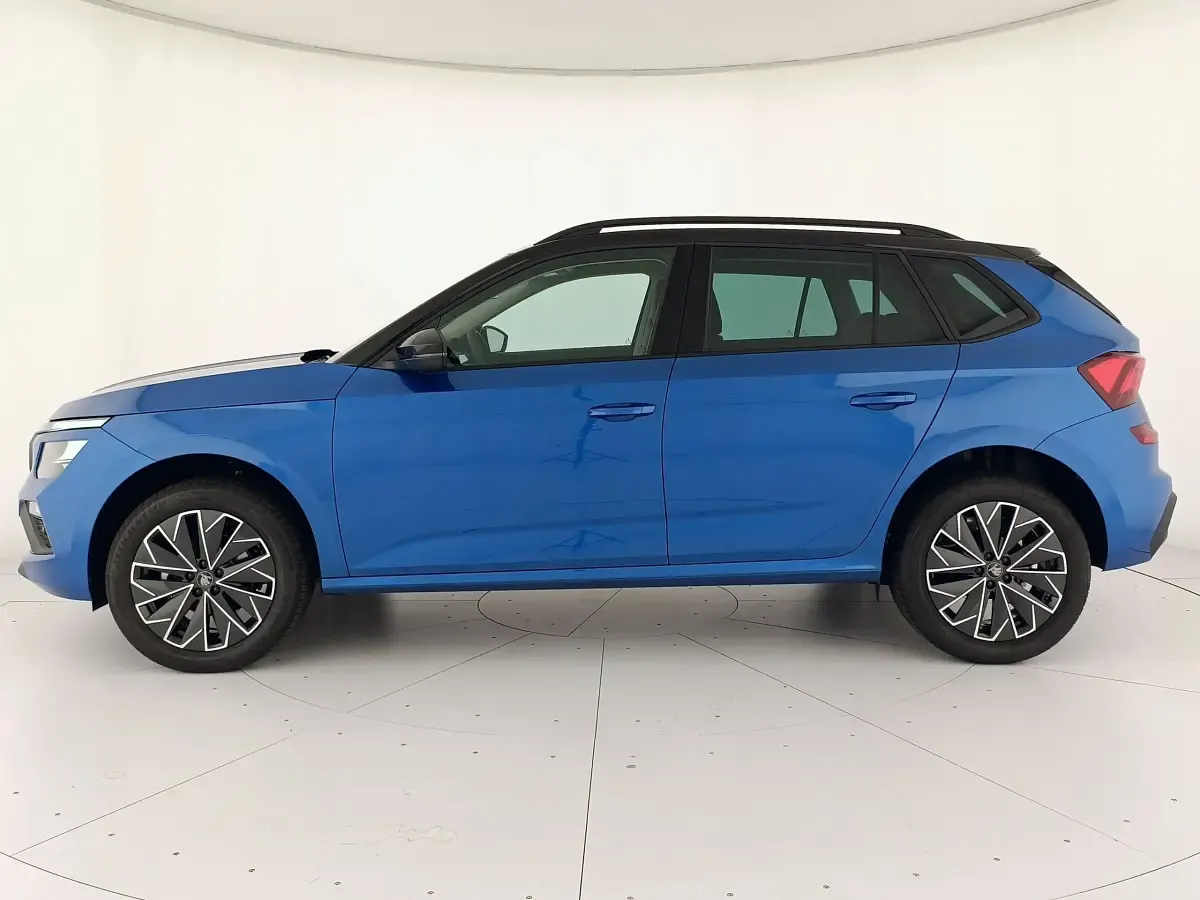 Nuova Skoda Kamiq 115 CV (84 kW) 2026 Blu race metallizzato nero tulipano perl SUV