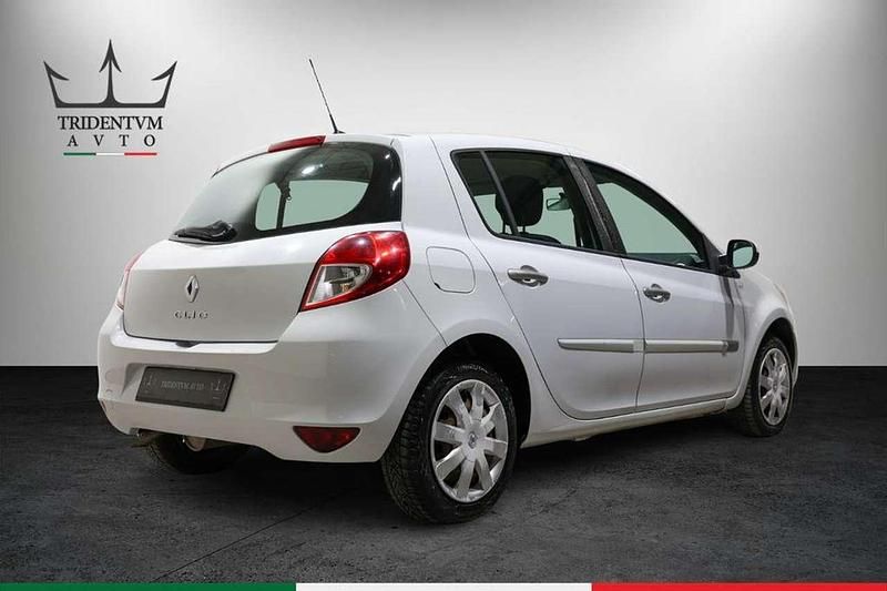 Usata Renault Clio II Dynamique 75 CV (55 kW) 2011 Argento Berlina