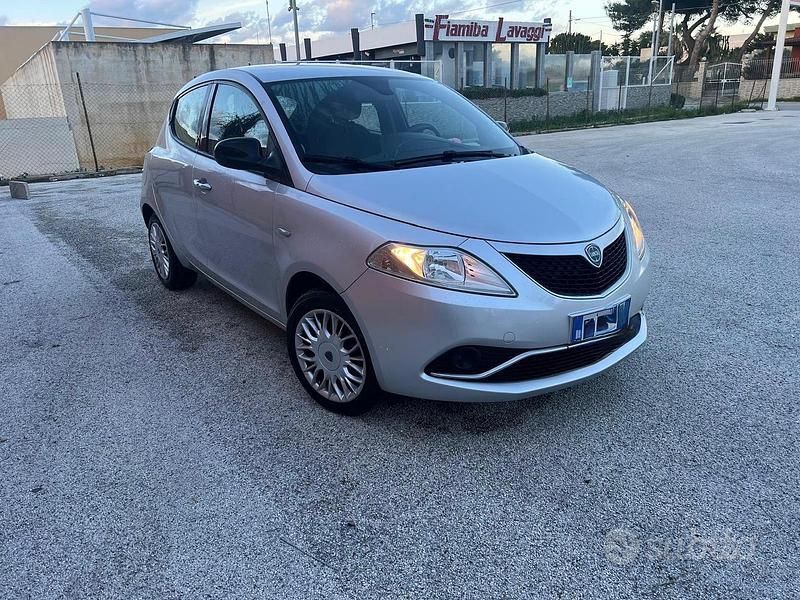 Usata Lancia Ypsilon 69 CV (50 kW) 2016 Grigio Utilitaria