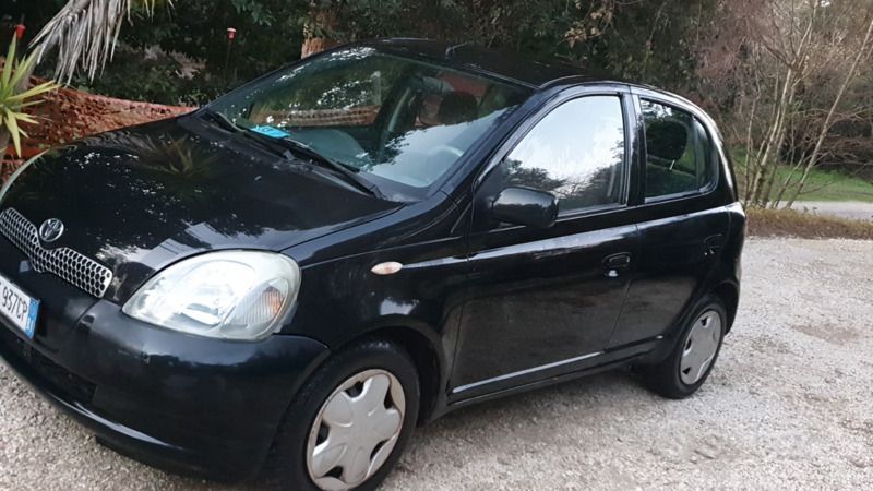 Usata Toyota Yaris 68 CV (50 kW) 2001 Nero Utilitaria