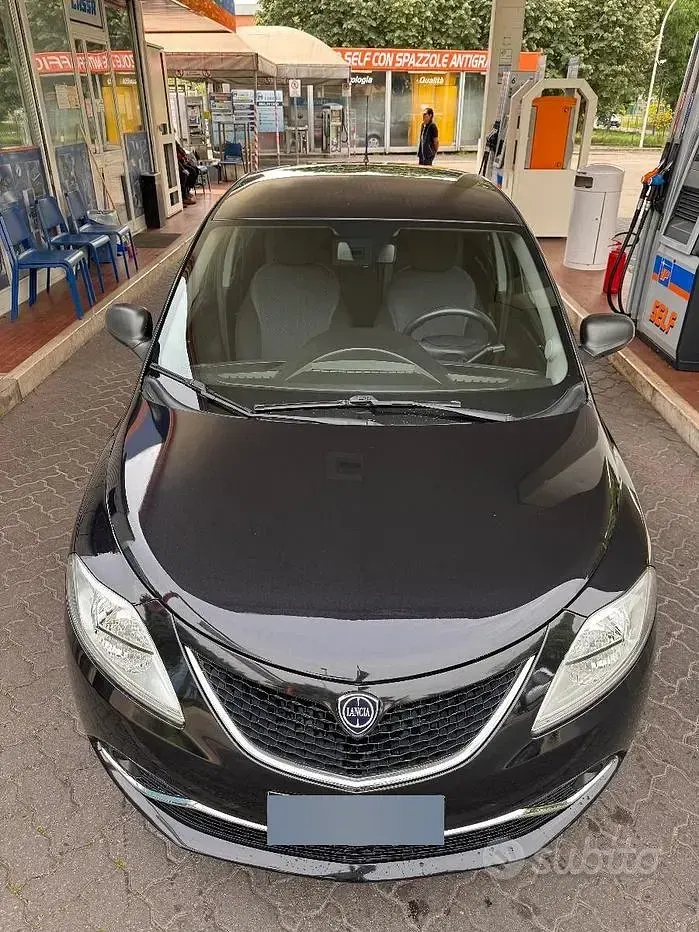 Usata Lancia Ypsilon Platinum 69 CV (50 kW) 2017 Nero Utilitaria