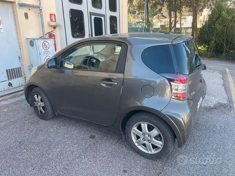 Usata Toyota iQ 98 CV (72 kW) 2011 Marrone Utilitaria