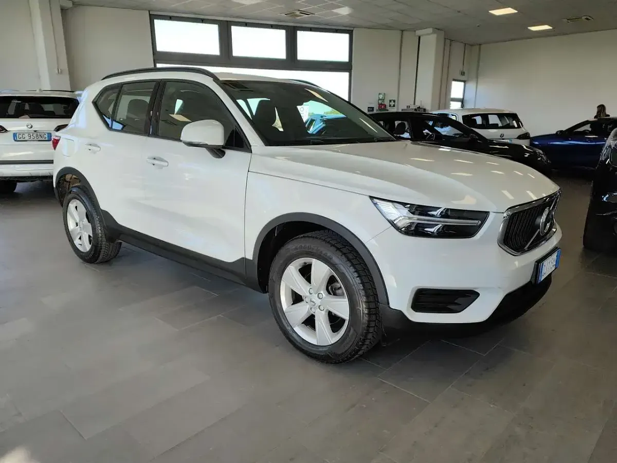 Usata Volvo XC40 Momentum 129 CV (94 kW) 2022 Bianco SUV