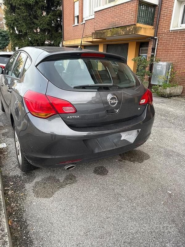 Usata Opel Astra 140 CV (102 kW) 2013 Grigio Berlina