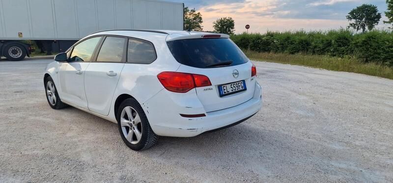 Usata Opel Astra 110 CV (80 kW) 2012 Bianco Station wagon