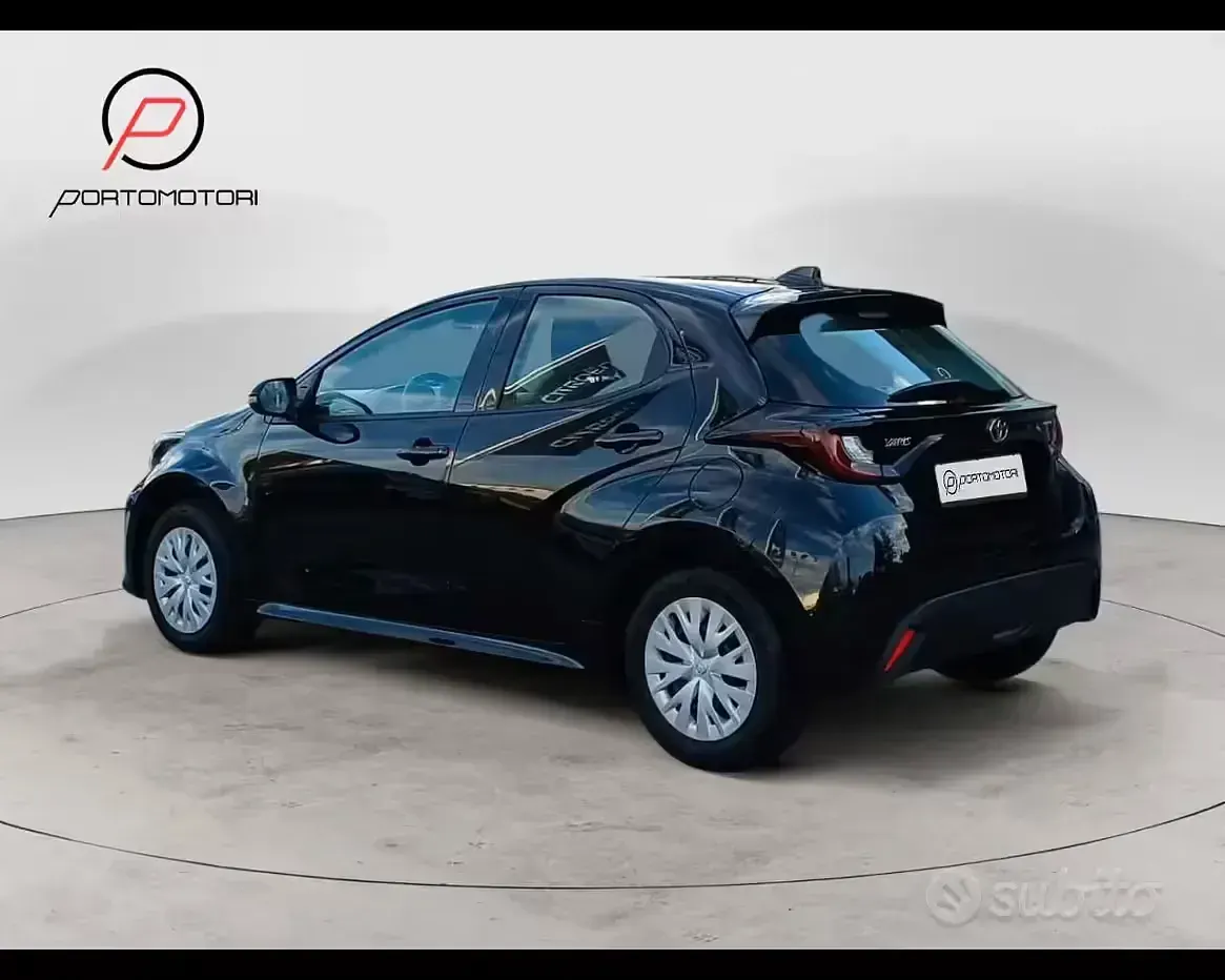 Second-hand Toyota Yaris Hybrid 92 CP (67 kW) 2025 Negru Berlinǎ