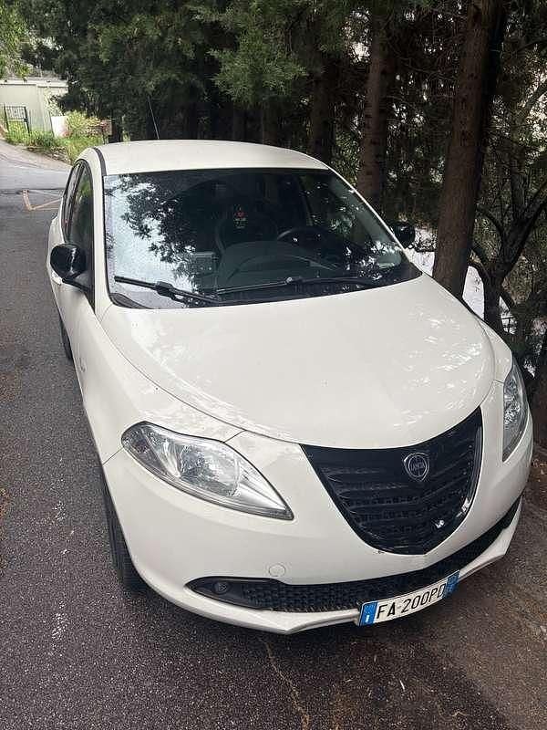 Usata Lancia Ypsilon Gold 69 CV (50 kW) 2015 Bianco Utilitaria