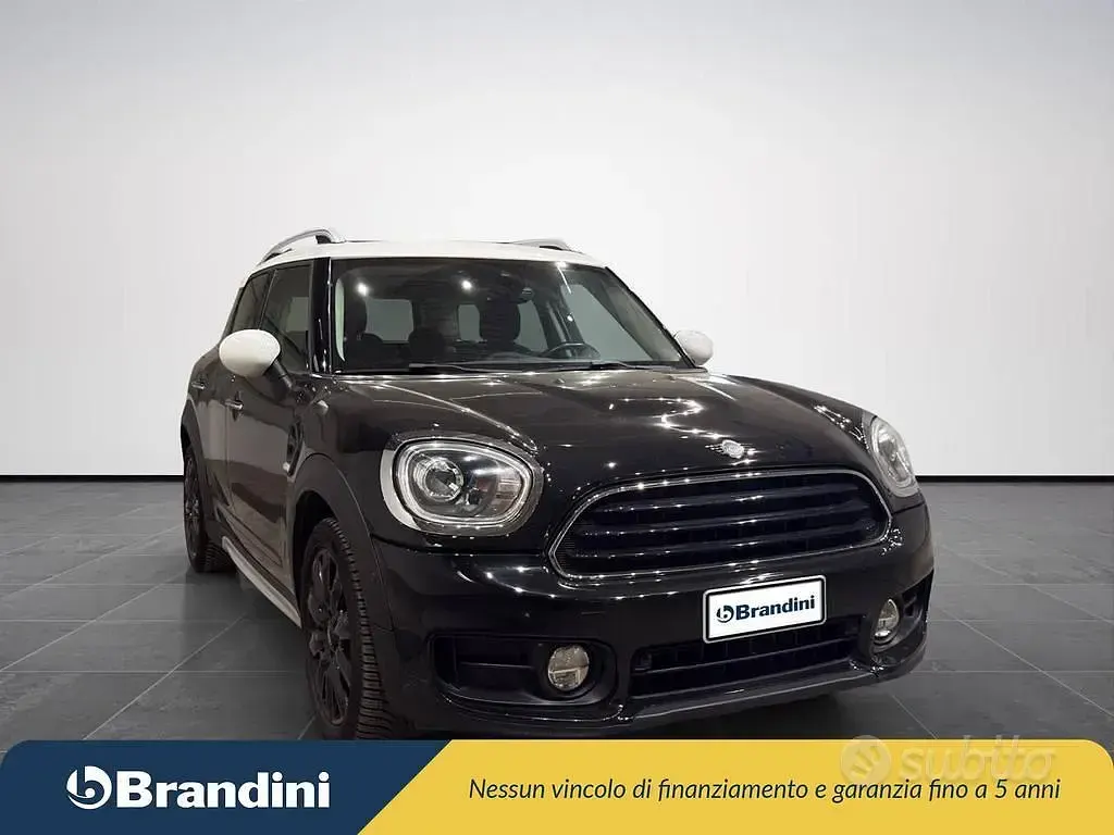 Usata Mini Cooper D Countryman Hype 150 CV (110 kW) 2018 Bicolore verde met bianco SUV