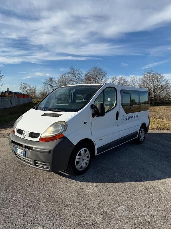 Bianco Usata 2004 Renault Trafic Furgone | 4800 € (Buon prezzo) - Immagine 1/4
