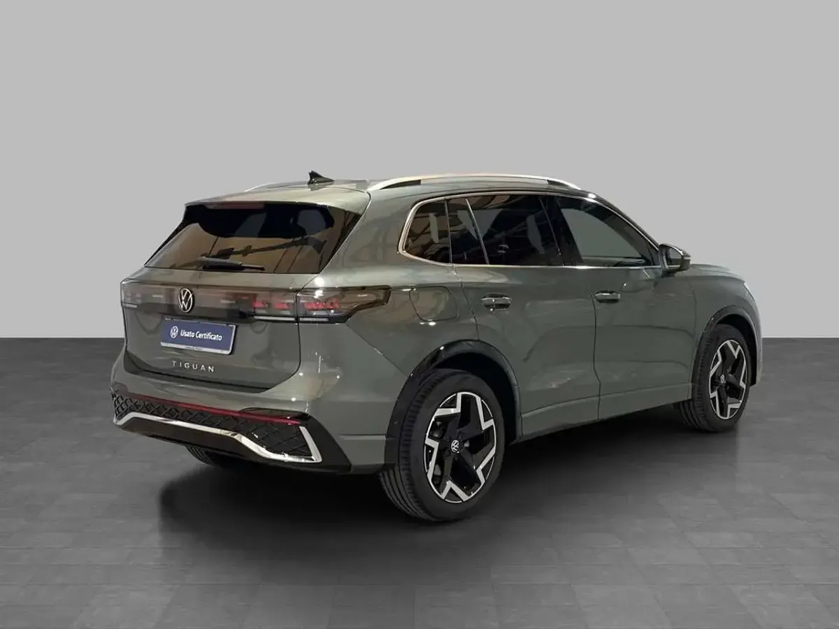 Usata VW Tiguan R-line 150 CV (110 kW) 2024 Velvet green metallizzato SUV