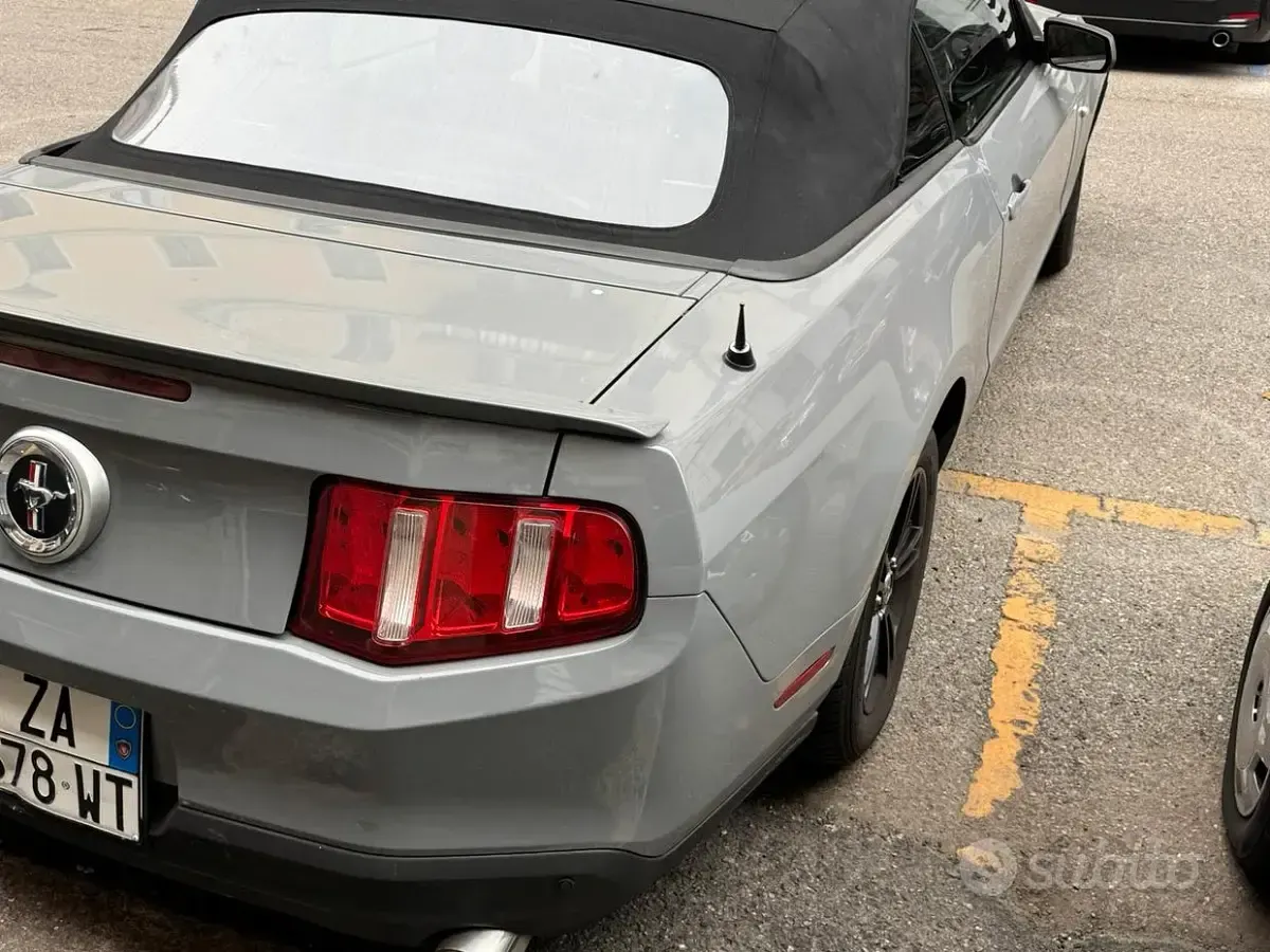 Usata Ford Mustang Convertible 210 CV (154 kW) 2010 Grigio Cabrio