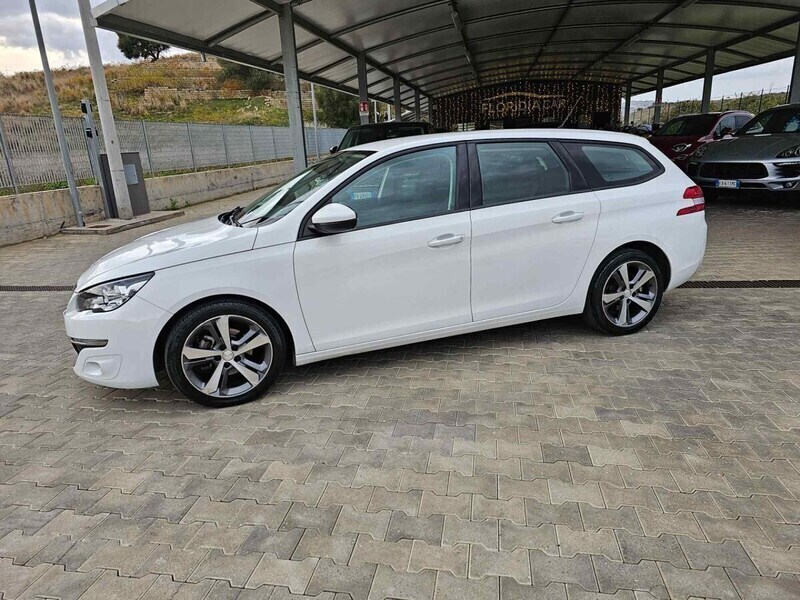Usato 2015 Peugeot 308 1.4 Benzin 95 CV (7.490 €)