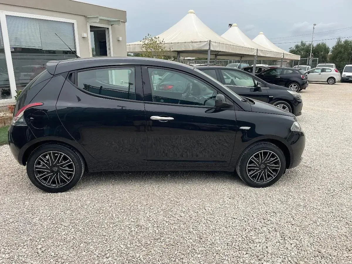 Usata Lancia Ypsilon Gold 69 CV (50 kW) 2018 Nero Utilitaria
