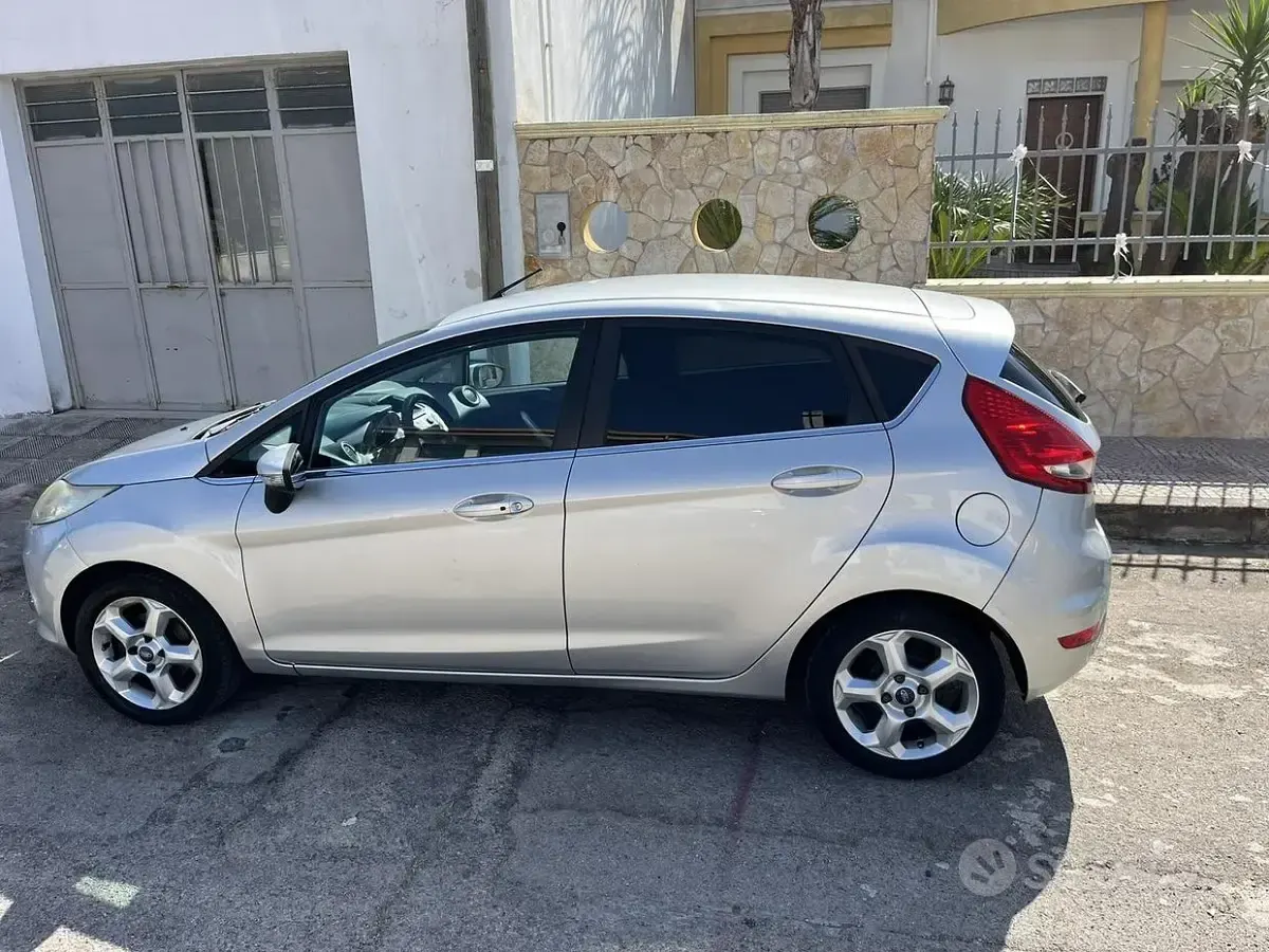 Usata Ford Fiesta Titanium 95 CV (69 kW) 2010 Grigio Berlina