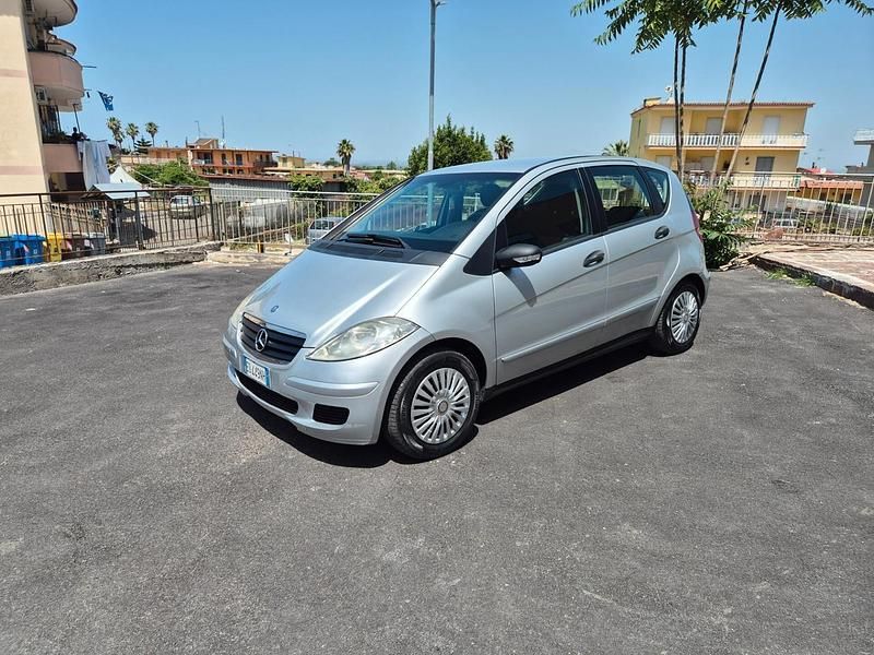 Argento Usata 2006 Mercedes A160 Elegance Tre volumi | 1999 € (Buon prezzo) - Immagine 1/4