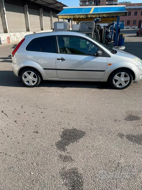 Usata Ford Fiesta 2004 Grigio Utilitaria