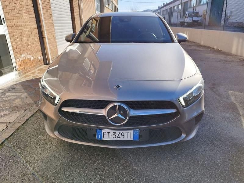 Usata Mercedes A180 Premium 116 CV (85 kW) 2019 Grigio scuro Utilitaria
