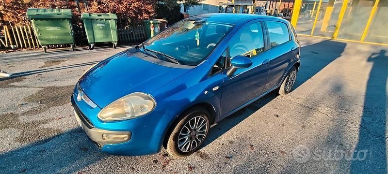 Usata 2011 Fiat Punto Tre volumi | 2600 € (Buon prezzo) - Immagine 1/4