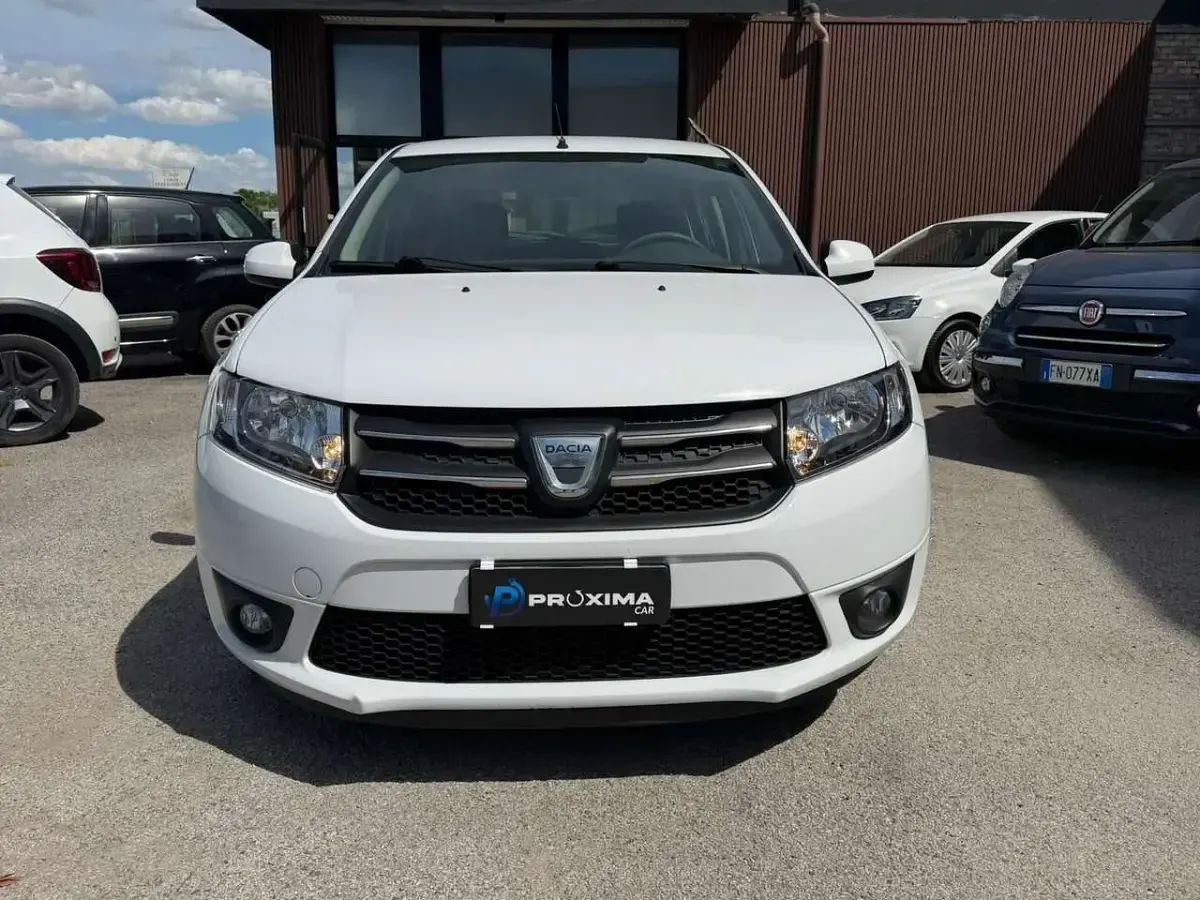 Usata Dacia Sandero Lauréate 75 CV (55 kW) 2013 Bianco Berlina