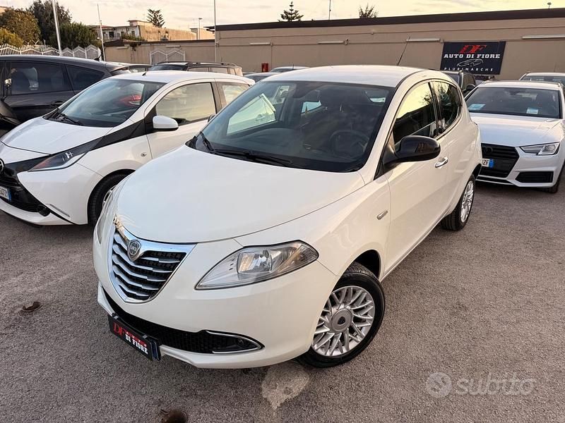 Begagnad Lancia Ypsilon Gold 85 HK (62 kW) 2015 Vit Halvkombi