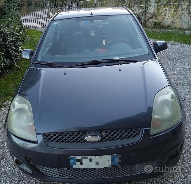 Grigio Usata 2008 Ford Fiesta Due volumi | 800 € (Super prezzo) - Immagine 1/4