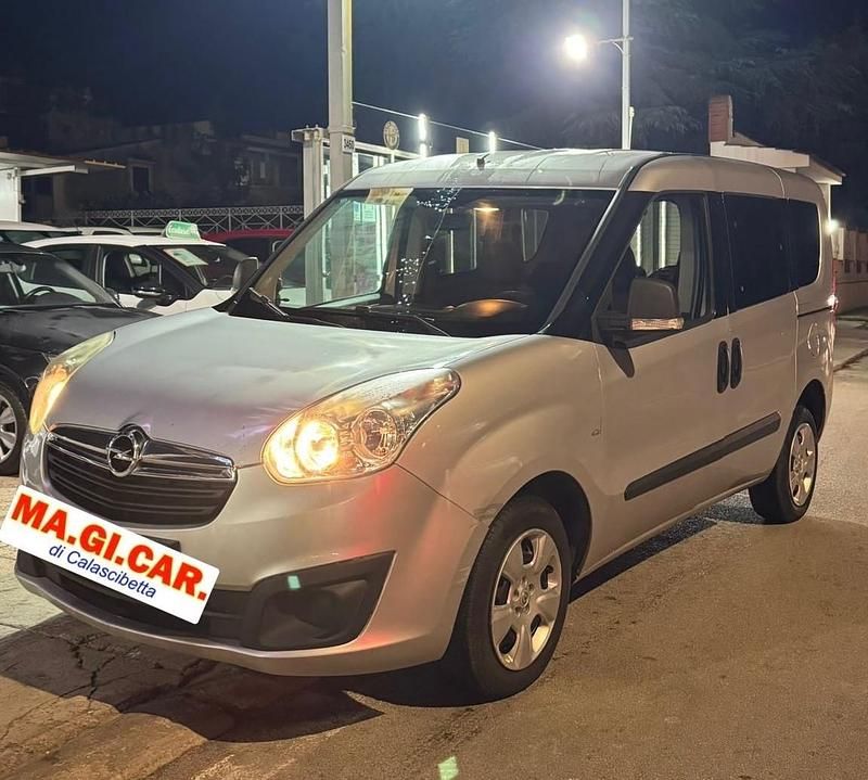 Usata Opel Combo 105 CV (77 kW) 2012 Argento Monovolume