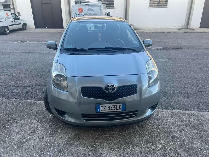 Usata Toyota Yaris Sol 87 CV (63 kW) 2006 Grigio Berlina