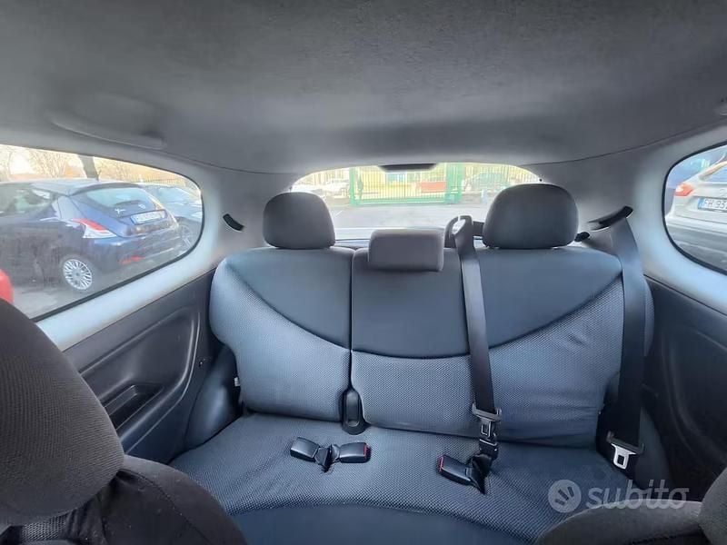 Usata Toyota Yaris 2004 Grigio Utilitaria