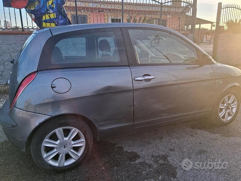 Usata Lancia Ypsilon 60 CV (44 kW) 2006 Grigio Utilitaria