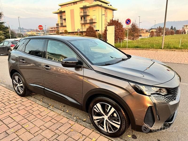 Usata Peugeot 3008 Allure 131 CV (96 kW) 2023 Grigio SUV