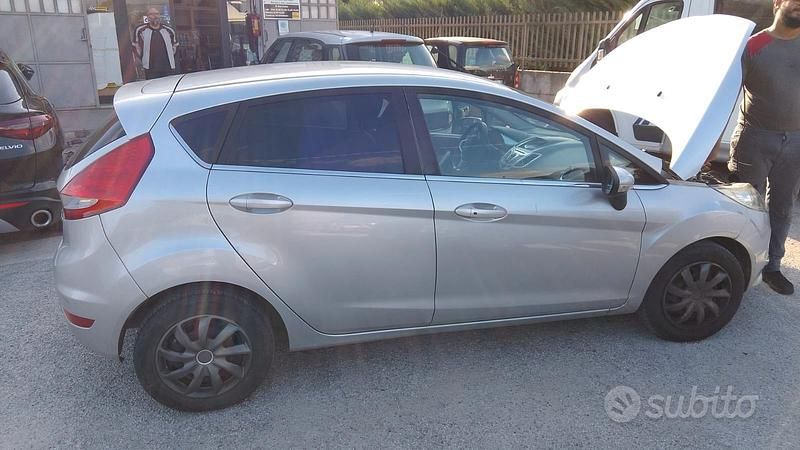 Usata Ford Fiesta 68 CV (50 kW) 2010 Grigio Utilitaria