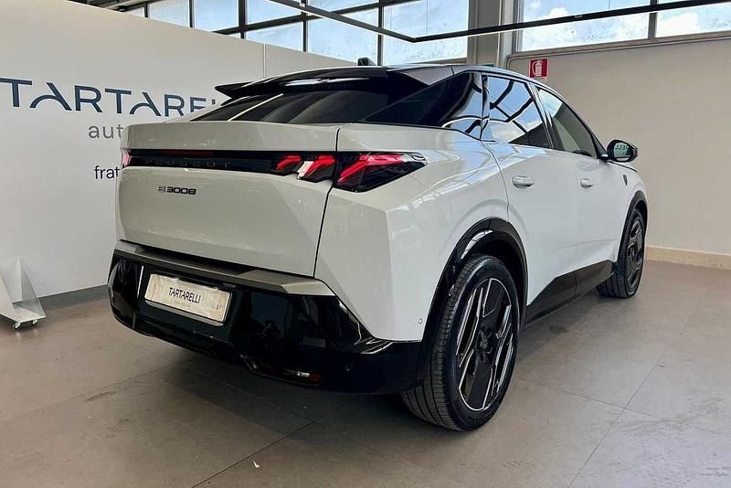 Usata Peugeot e-3008 GT 154 kW (210 CV) 2024 Bianco SUV