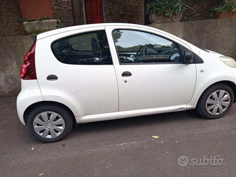 Usata Peugeot 107 68 CV (50 kW) 2013 Bianco Utilitaria