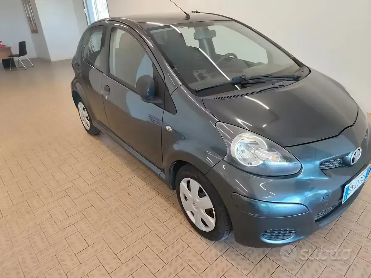 Usata Toyota Aygo 68 CV (50 kW) 2009 Grigio Utilitaria
